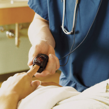 Pulsní oxymetr, jednoduché, malé a přenosné zařízení snímající saturaci krve kyslíkem #1 Pulsní oxymetr, jednoduché, malé a přenosné zařízení snímající saturaci krve kyslíkem #1