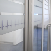 Novými prostory COMPEKu provází signifikantní křivka EKG