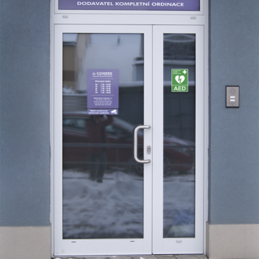 Vstup do hlavní provozovny COMPEKu + AED